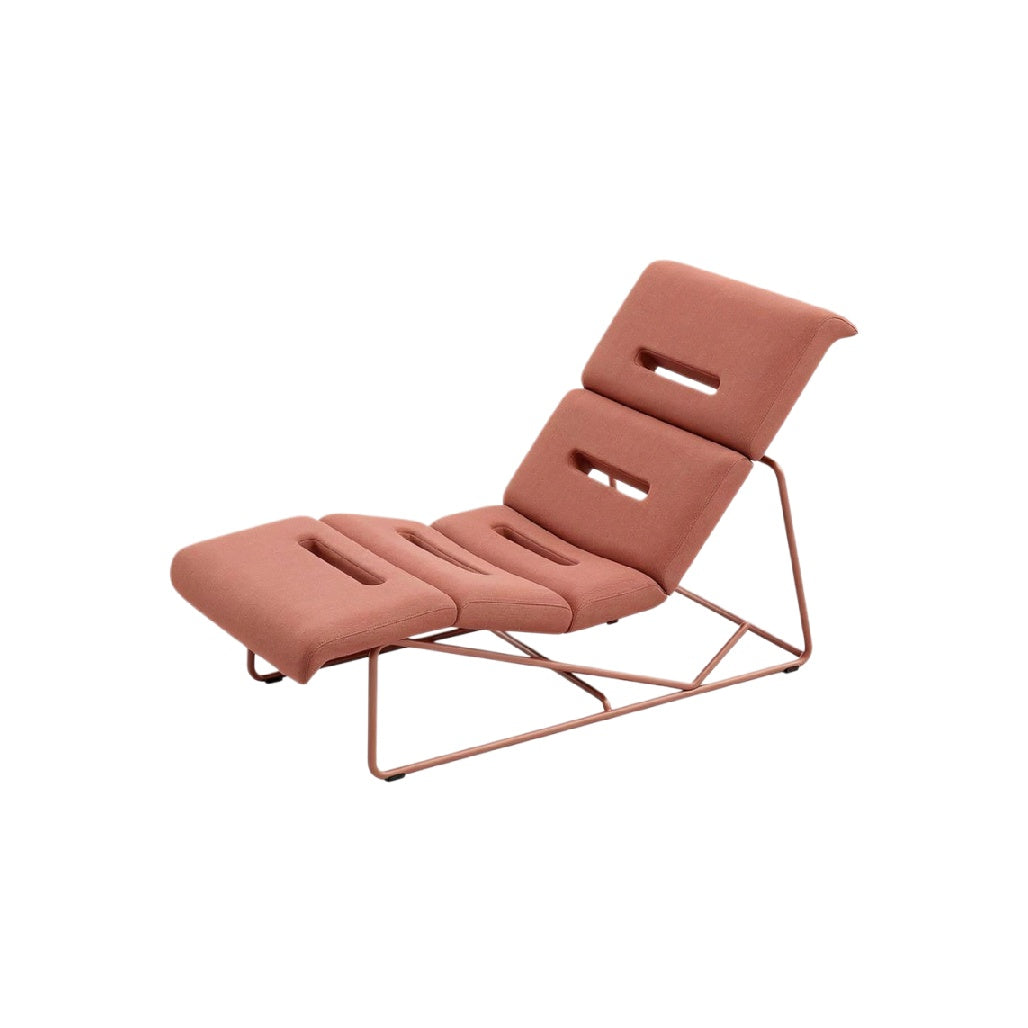 Stylowy fotel z metalową ramą i ergonomicznym designem